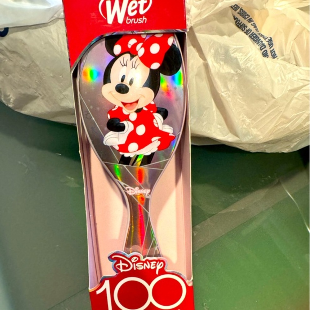 Minnie Mouse detangler WET BRUSH- 100 yr collectible series! Zoom in for more❤️: